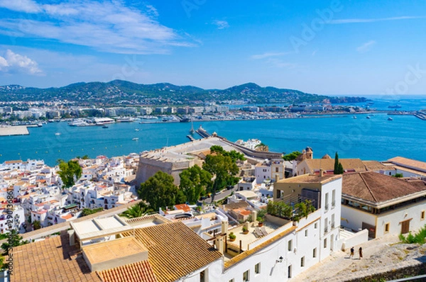 Fototapeta イビサ島、旧市街地ダルトビラからみた海
