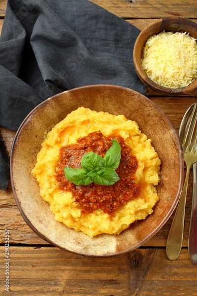 Obraz polenta con ragu'  bolognese  sfondo rustico