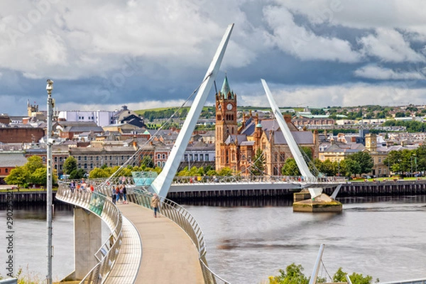 Fototapeta Peace Bridge i Guild Hall w Londonderry / Derry w Irlandii Północnej