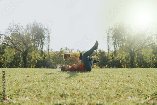 Obraz matka i córka bawią się na trawniku, śmiejąc się
