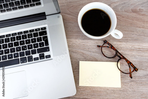 Obraz Notebook mit Notizzettel und Kaffee steht auf Schreibtisch im Büro, Mockup, hell