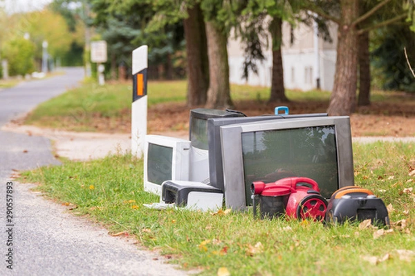 Fototapeta Elektroschrott am Straßenrand 