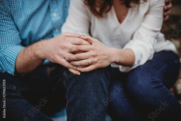 Obraz engaged couple holding hands