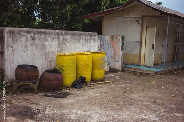 Fototapeta Old yellow trash empty  on the wall
