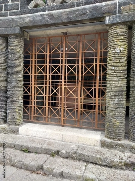 Fototapeta Gated stone building