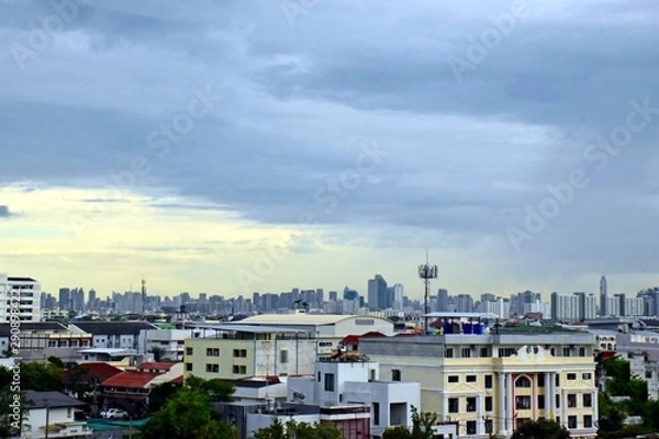 Fototapeta The picture of the evening sky and the atmosphere in many buildings at Bangkok is beautiful to look at.