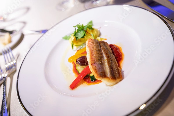 Fototapeta フランス料理、ホウボウのポワレ