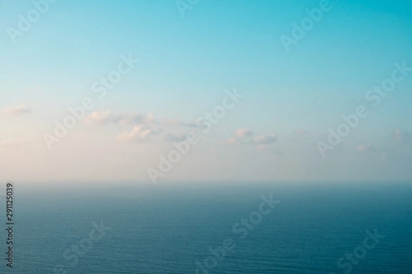 Fototapeta blue sky and ocean horizon on sunny summer day
