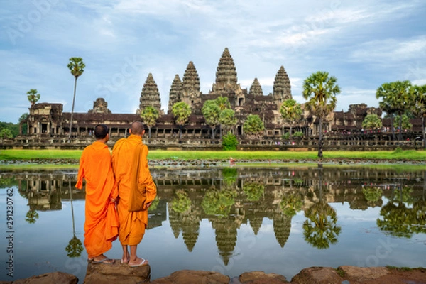 Fototapeta Azjatycki mnich wstaje i patrzy na Angkor wat w siem reap