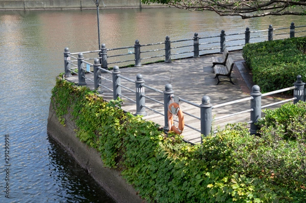 Fototapeta 水辺のベンチ