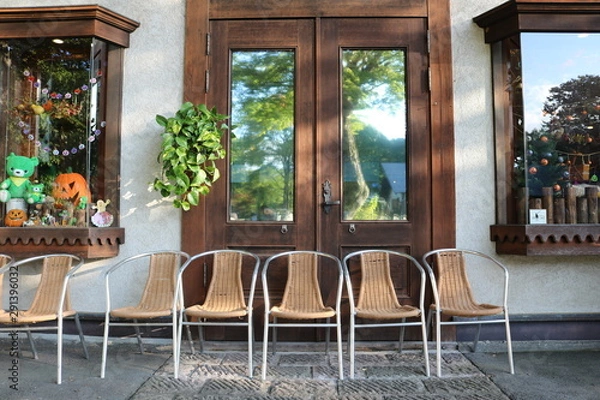 Obraz 山梨　清里　萌木の村　お店と椅子