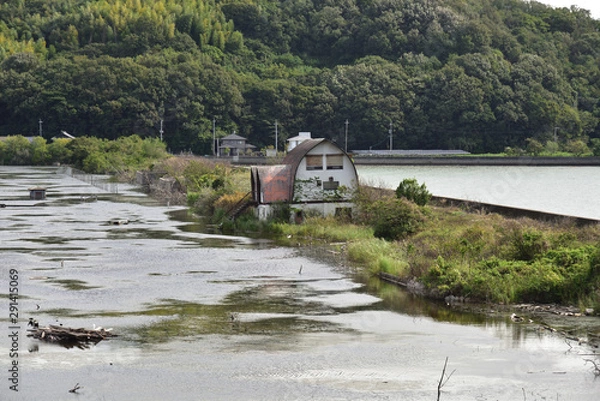 Obraz 日本の岡山県瀬戸内市の牛窓の水没したペンション群の廃虚