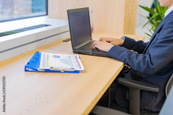 Fototapeta ビジネスシーン　パソコン操作　横向き
