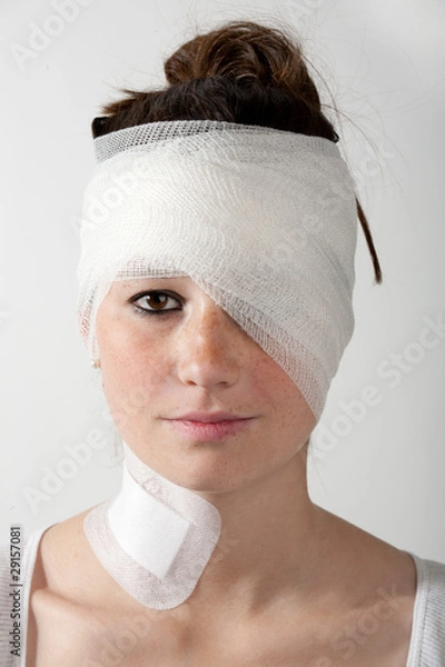 Fototapeta verletzte Frau mit Verband um den Kopf