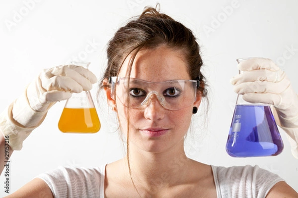 Fototapeta attraktive Chemikerin Chemie Labor Experiment