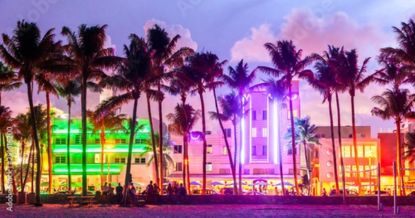 Fototapeta Hotele i restauracje w Miami Beach Ocean Drive o zachodzie słońca. Panoramę miasta z palmami w nocy. Życie nocne w stylu art deco na południowej plaży