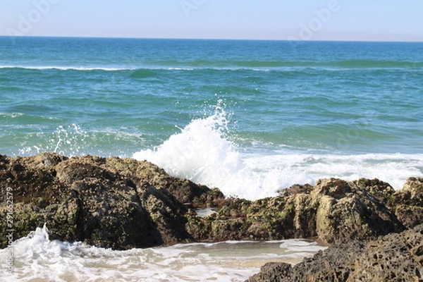 Obraz waves crashing on rocks