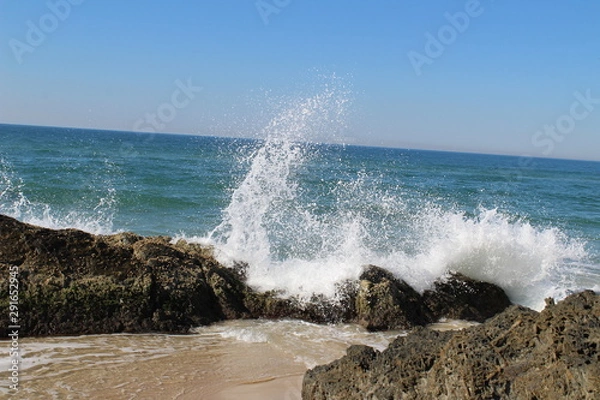 Obraz waves crashing on rocks