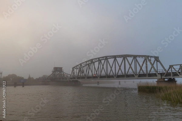 Fototapeta Alte Meiningenbrücke zwischen Zingst und Bresewitz im Morgennebel