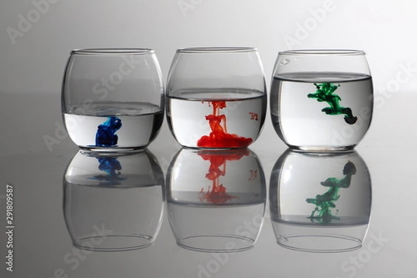 Fototapeta vasos con agua de color