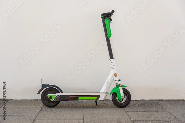 Obraz E Scooter vor einer weißen Wand