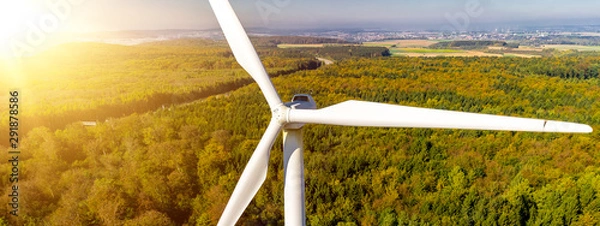 Obraz Windkraftanlage im Sonnenlicht im Wald Luftbild