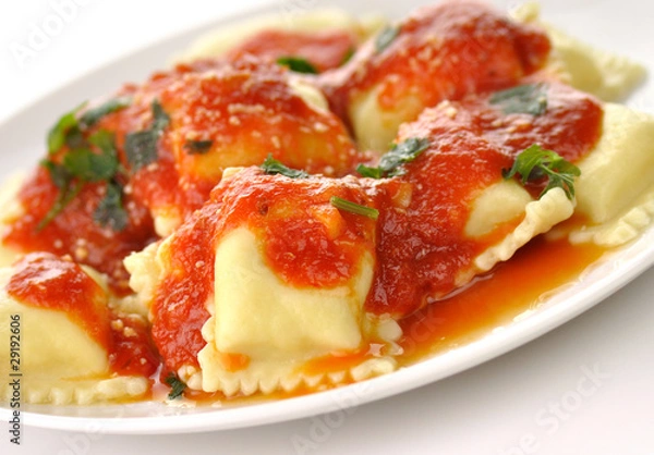 Fototapeta Makaron Ravioli z czerwonym sosem pomidorowym