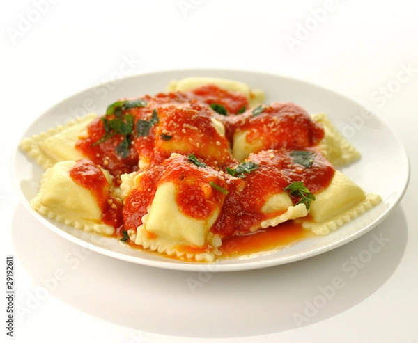 Fototapeta Makaron ravioli z czerwonym sosem pomidorowym
