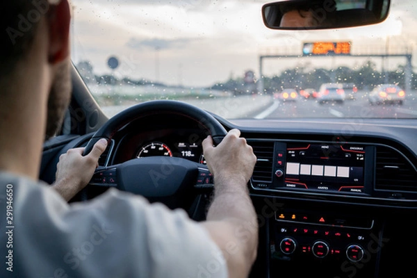 Fototapeta Mężczyzna prowadzący samochód na drodze