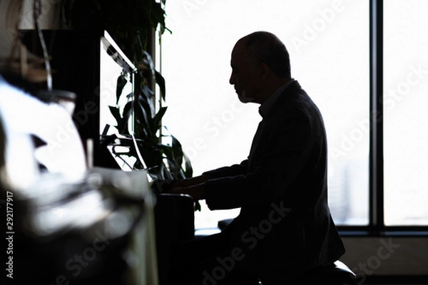 Fototapeta ピアノを弾く紳士のシルエット