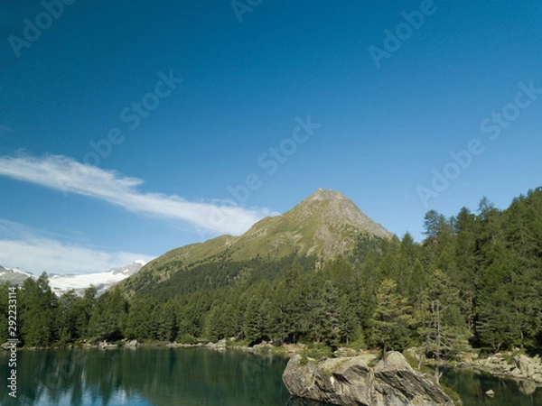 Fototapeta church/chapel close to cliff drop-off above mountain valley