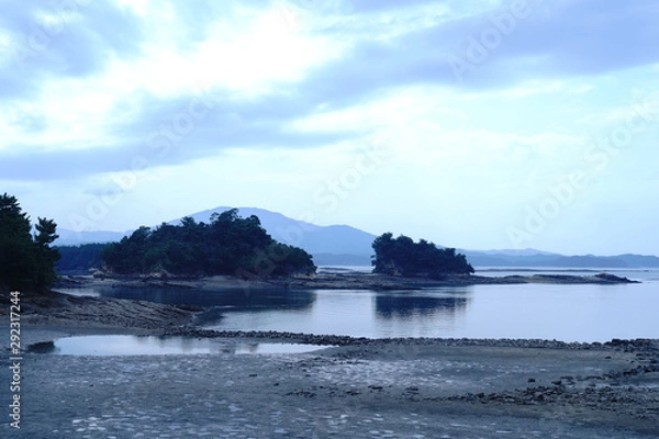 Fototapeta 秋の夕暮れ時の静かな海辺