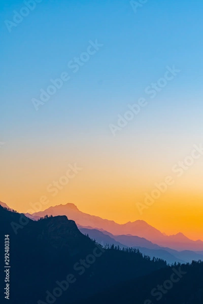 Fototapeta Piękne tło wschodu słońca, Sylhouette Mountain Style