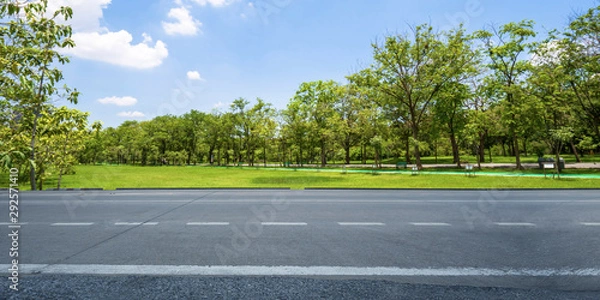 Fototapeta Pusta autostrada asfaltowa droga i piękne niebo w zielonym parku krajobrazowym