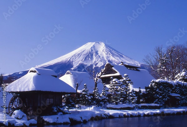 Obraz 富士山と忍野八海の茅葺屋根の雪景色