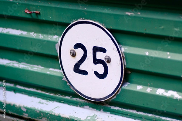 Obraz rundes fünfundzwanzig schild auf grüner anhänger barkasse schräg 