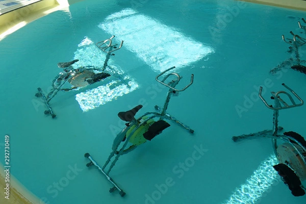 Obraz Des vélos immergés pour pratiquer l'aquabiking 