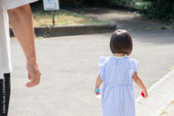 Fototapeta 公園で遊ぶ家族のイメージ