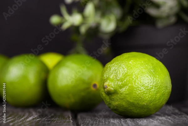Fototapeta lime juice with lime slices on wooden table. Detox diet
