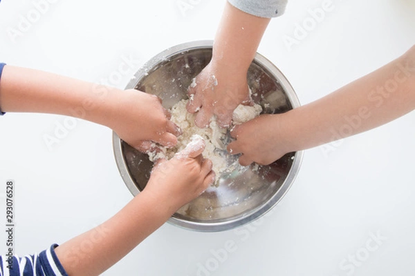 Fototapeta 小麦粉をこねる子供の手元