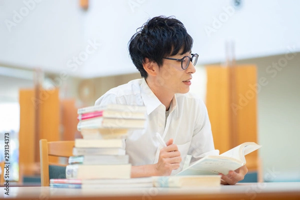 Obraz 図書館で勉強をする男性