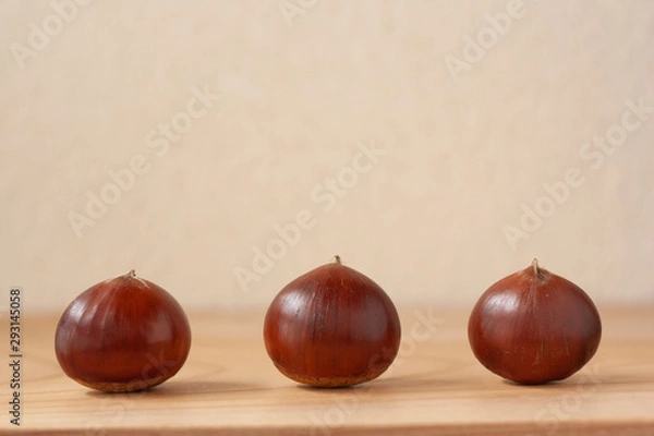 Obraz 卓上に並んだ３つの栗