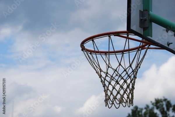 Fototapeta 校庭のバスケットゴール