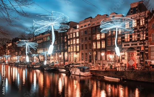 Fototapeta Napędzane wiatrem śmigła w białym świetle nad Herengrachtem na starym mieście Amsterdam