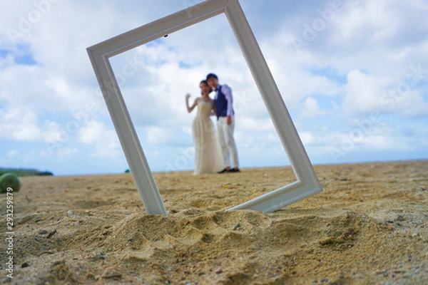 Fototapeta ビーチでのウェディングフォト