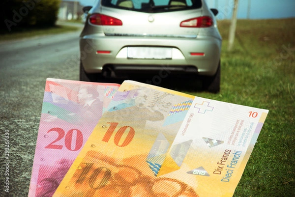 Fototapeta Ein Auto und Schweizer Franken
