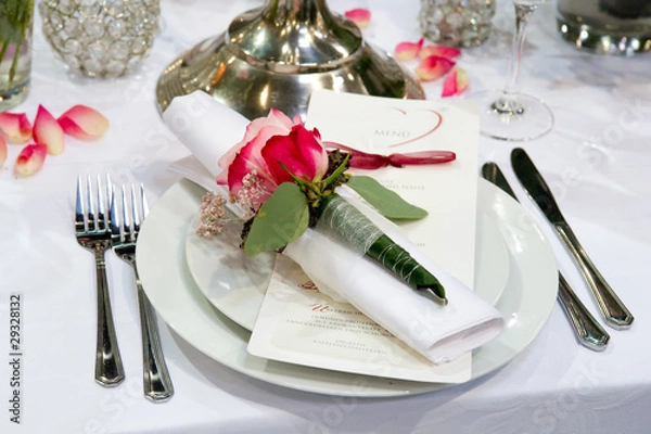 Fototapeta Gedeckte Festtafel mit Rosendekoration