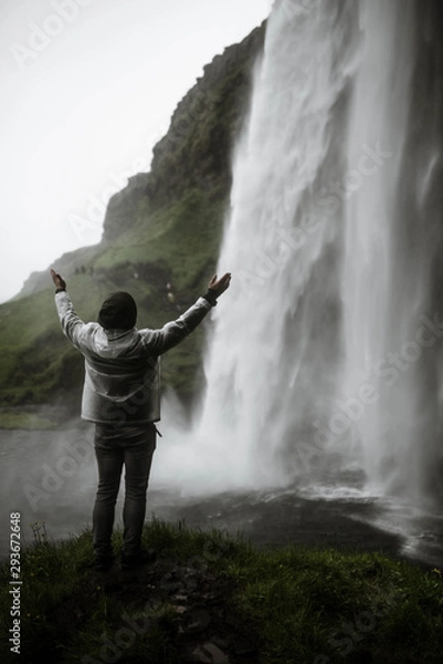 Obraz man in waterfall