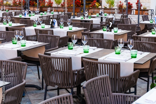 Obraz eingedeckte Tische im Außenbereich eines Restaurants