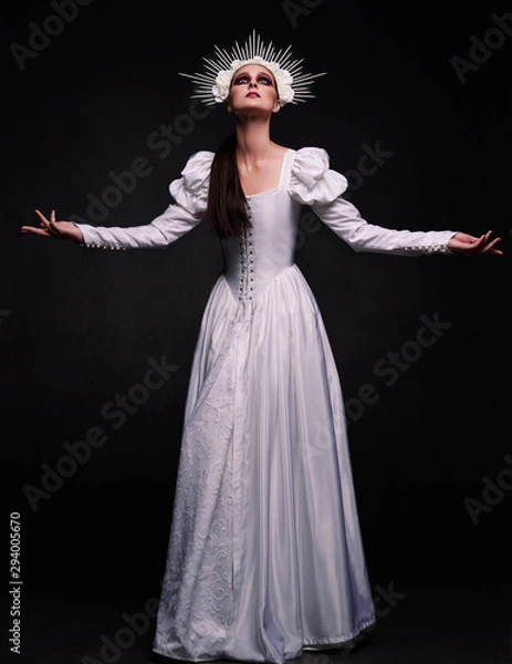 Obraz White gothic nun renaissance portrait in halo